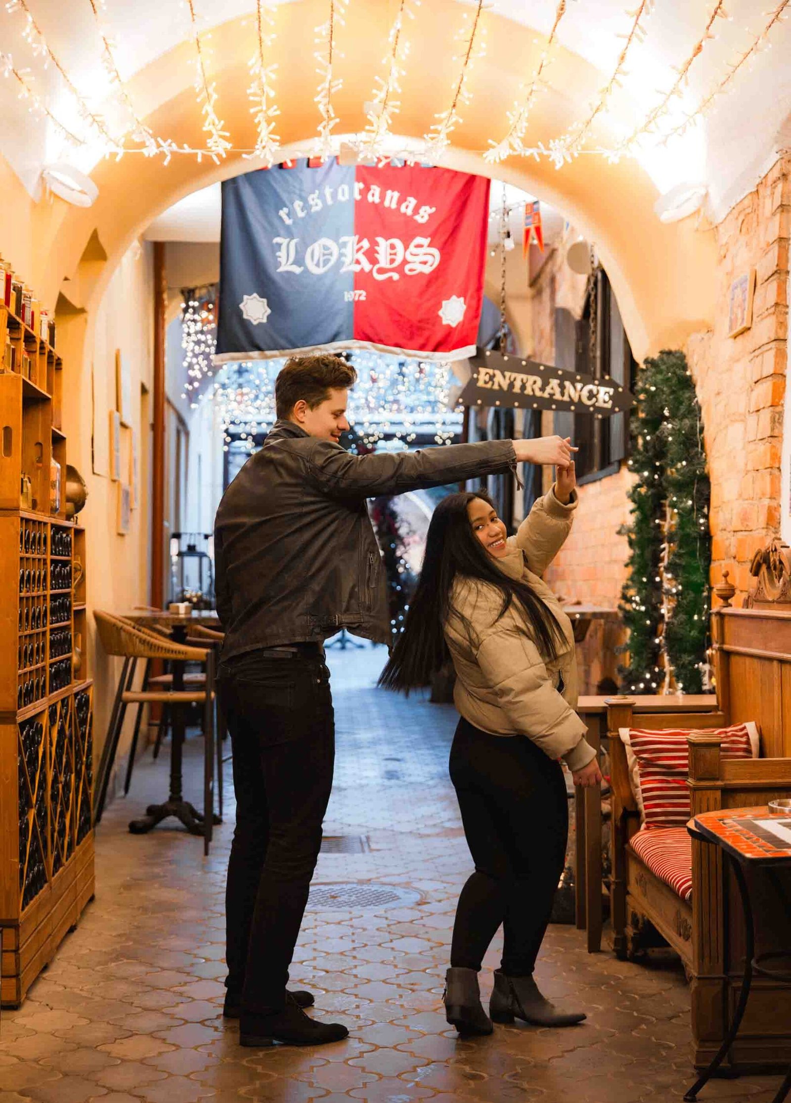 kaledine fotosesija mieste stikliu gatve