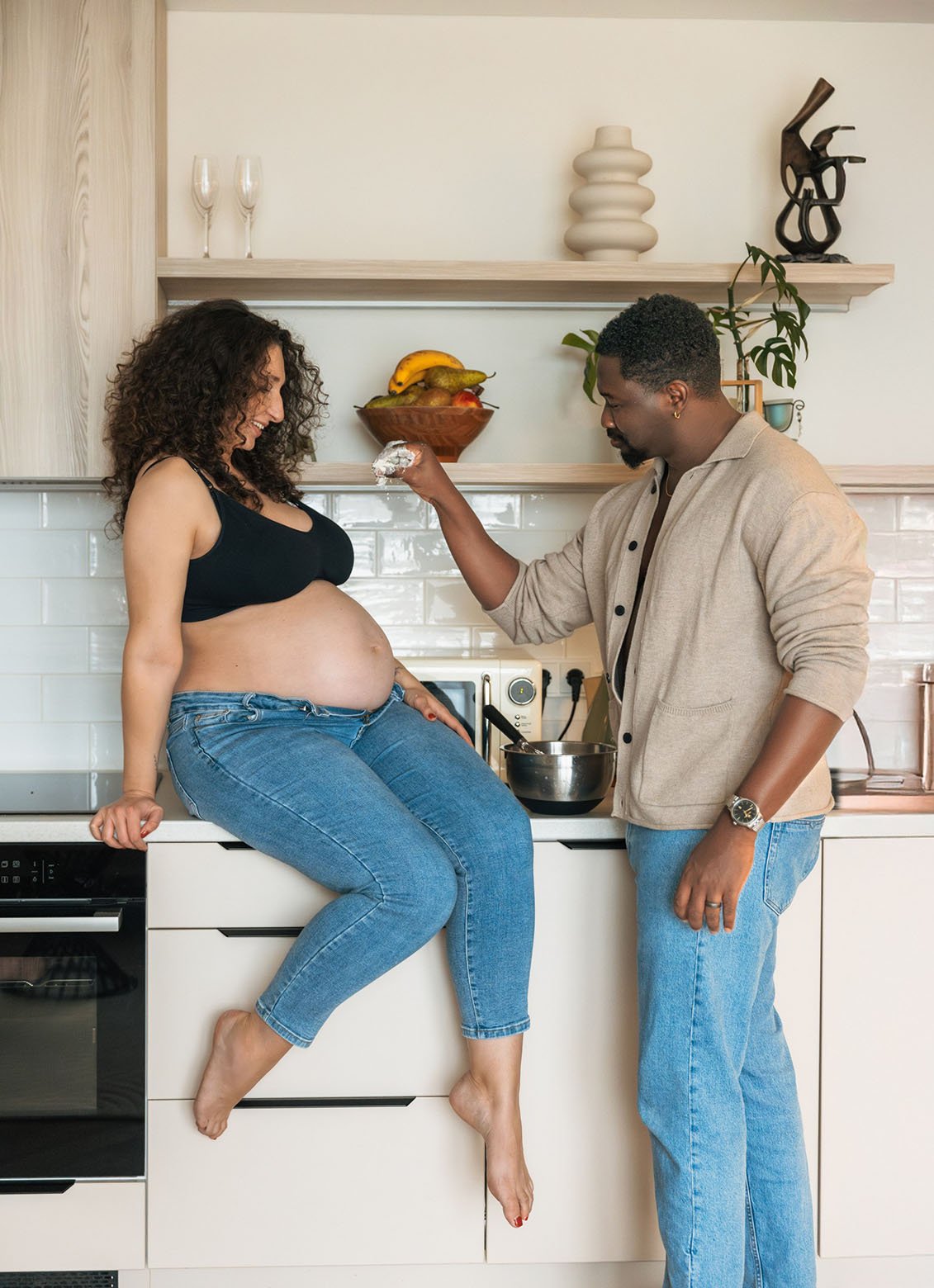 lovestory photoshoot lithuania couples maternity in kitchen