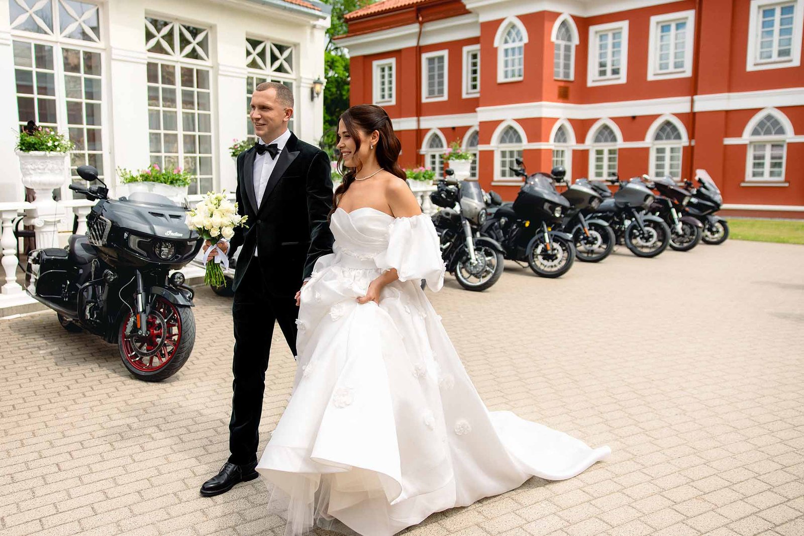 vestuviu fotosesija tarp motociklu